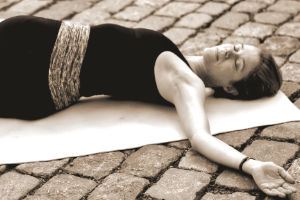 Frau liegt entspannt in Yin Yoga Position Detail